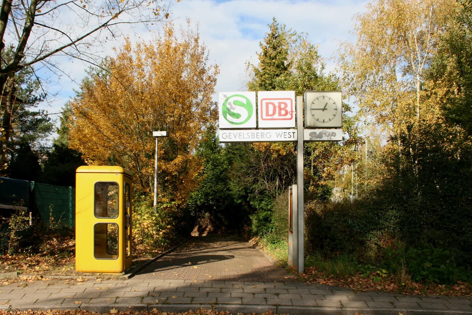 Zugang zum Bahnhof Gevelsberg West mit S-Bahn-Schild im Herbst