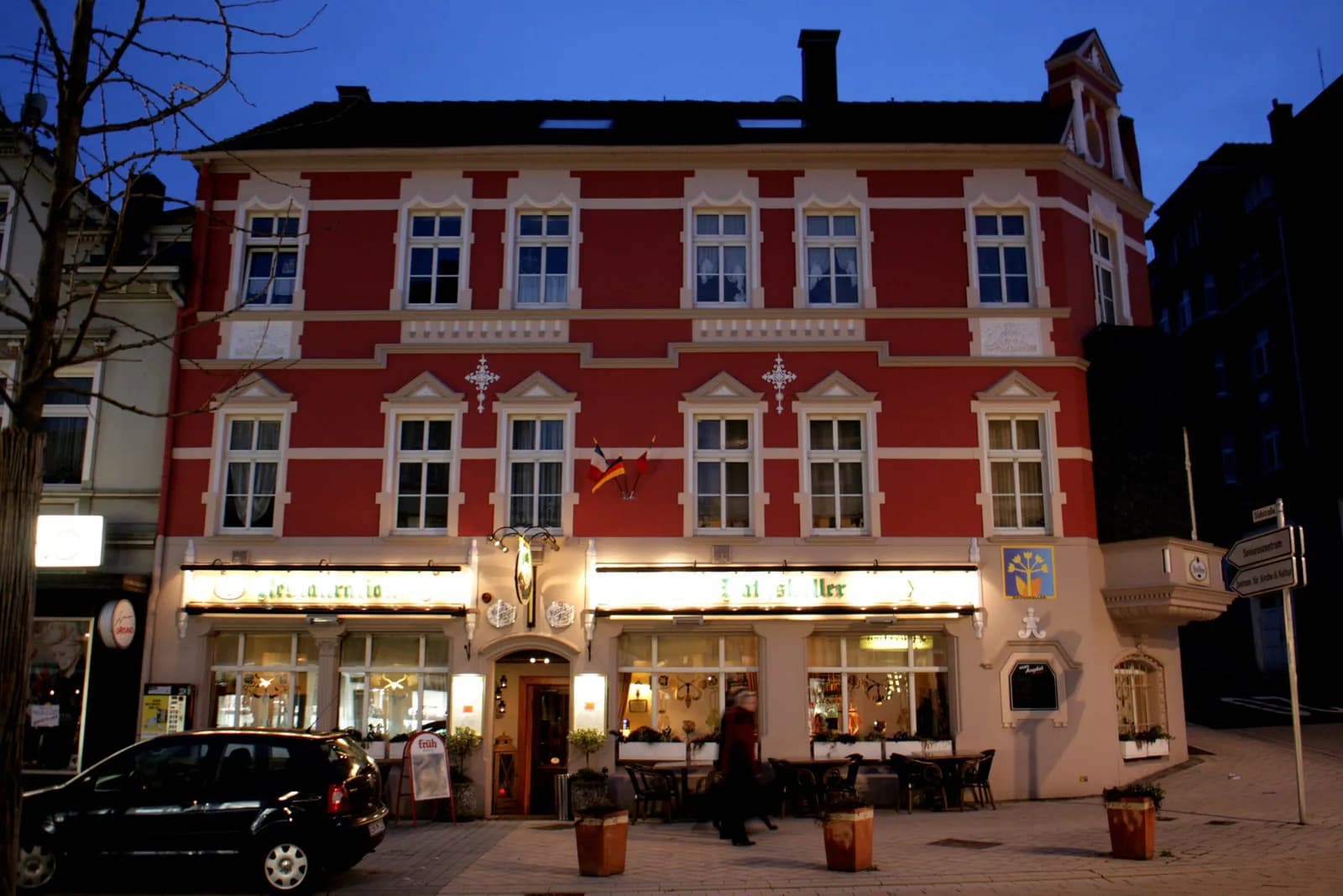 Beleuchtetes Restaurant in der Mittelstraße in Gevelsberg am Abend