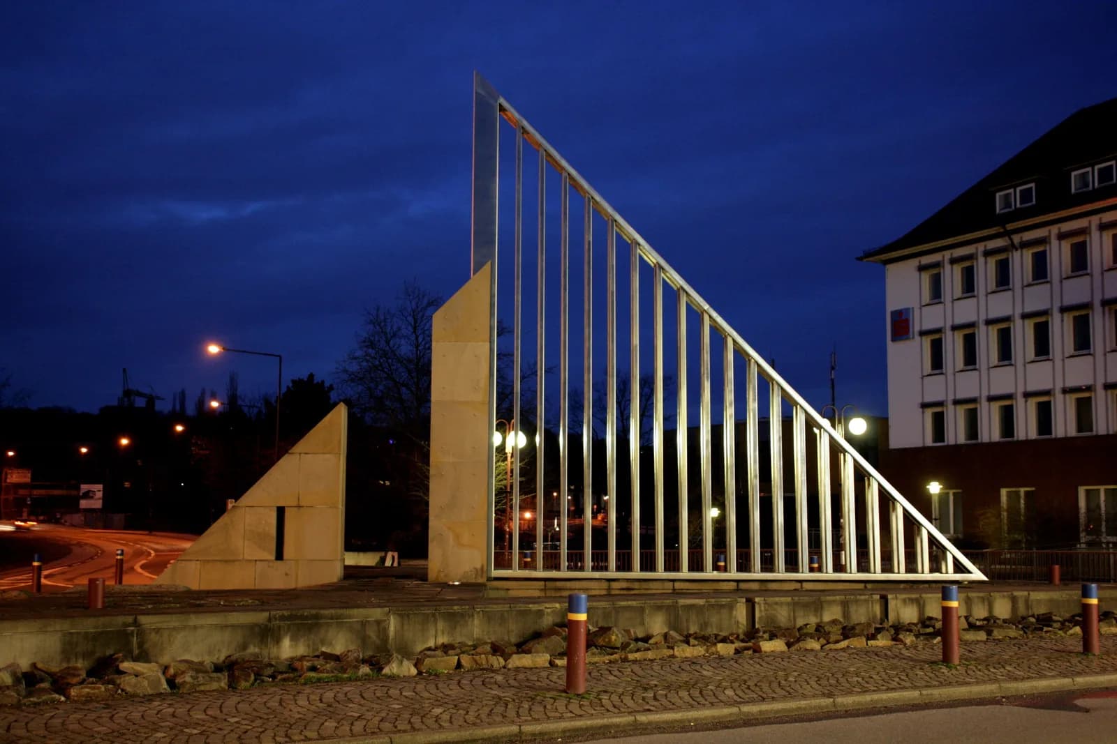 Beleuchtetes Stadtzeichen auf der Ennepebrücke in Gevelsberg zur blauen Stunde